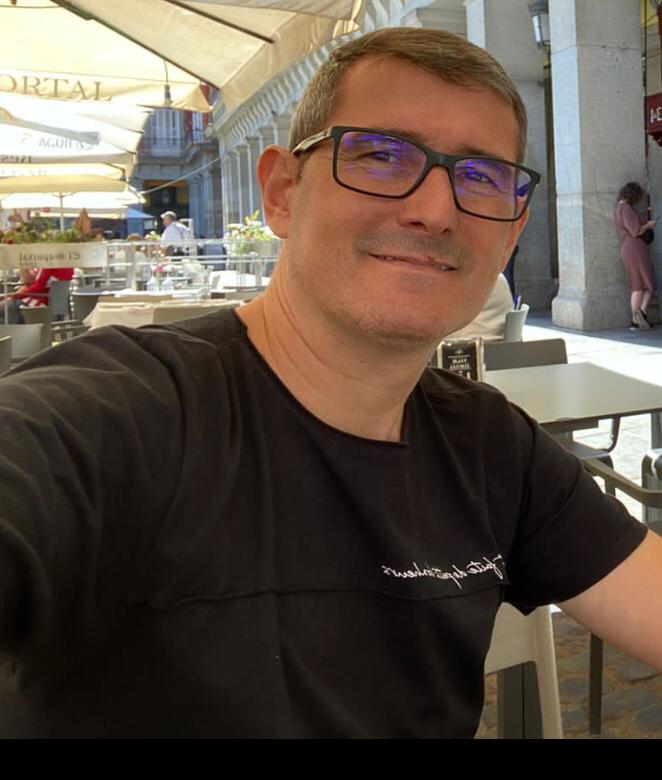 "Ao nosso ilustre patrono, professor Anderson Martelli, expressamos nossa profunda gratidão e admiração. Sua generosidade e apoio inestimáveis têm sido fundamentais para o sucesso e crescimento de nossa instituição. Sua visão e compromisso com a Revista Faculdades do Saber, inspiram-nos a continuar trabalhando em prol deste propósito. Seu legado perdurará através das gerações futuras, e sua contribuição será sempre lembrada com respeito e apreço".